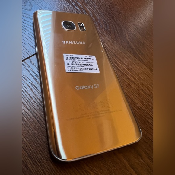 Samsung Galaxy Unlocked S7 GOLD Unlocked - Picture 4 of 7